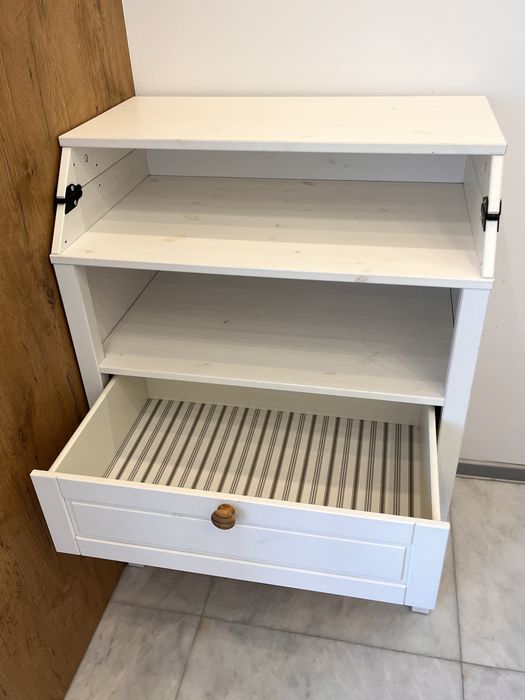 Biała komoda z przewijakiem Ikea Sundvik