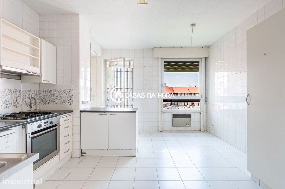 Apartamento T2 para renovação com vista mar  Alto da Barra, Oeiras