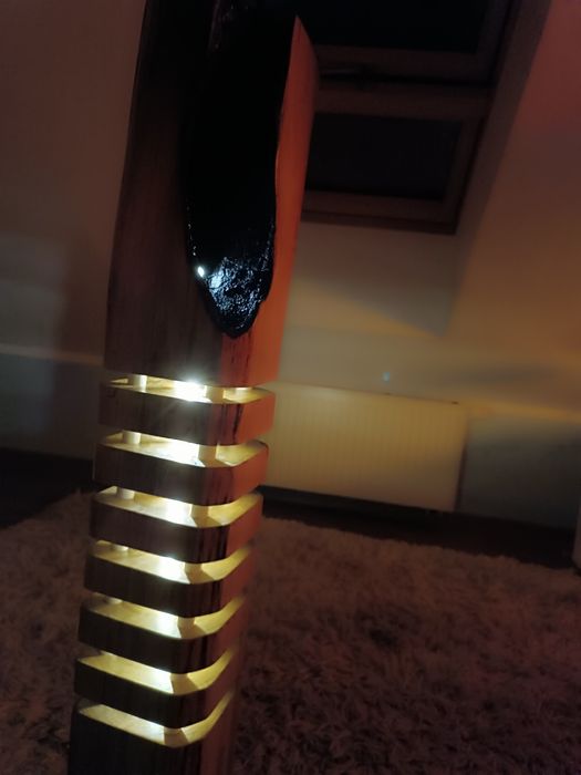 Lampa dębowa z wypalonym środkiem