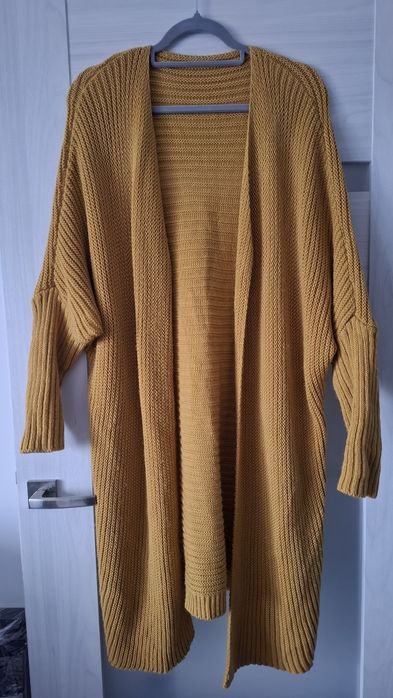 Długi, musztardowy kardigan