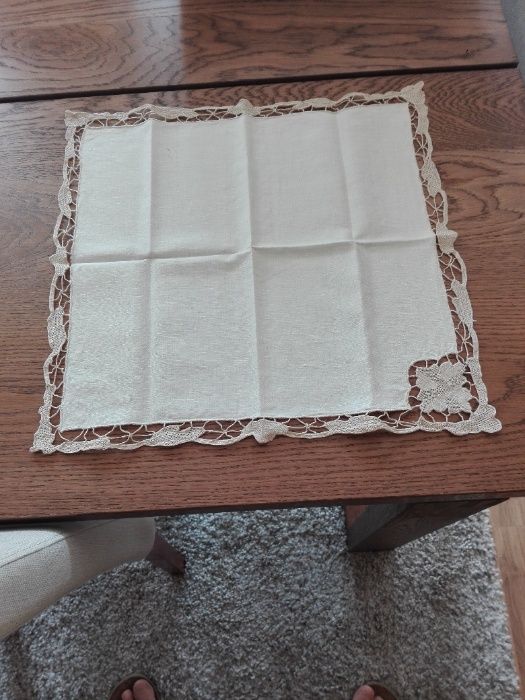 Naperons em linho bordados á mão