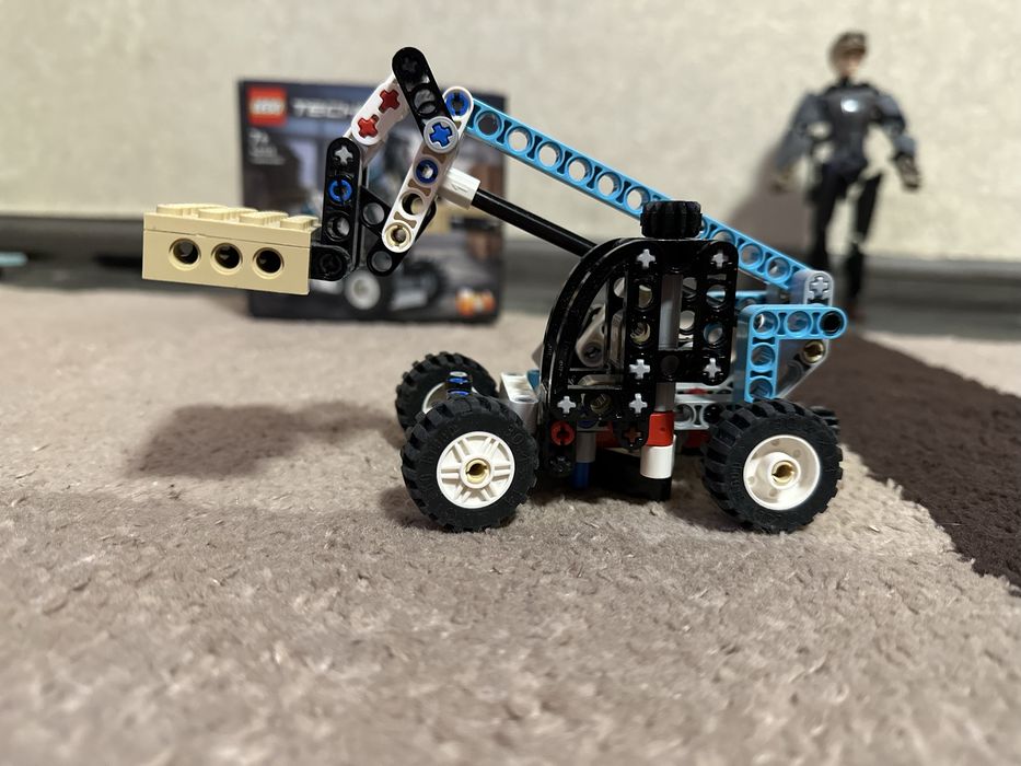 Конструктор LEGO Technic Телескопічний навантажувач 163 деталі