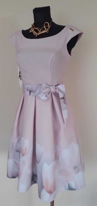 Elegancka sukienka jasniutki róż z motywem kwiatowym 36'nowa z metka