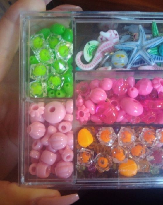 Caixa com missangas para colares ou pulseiras para crianças