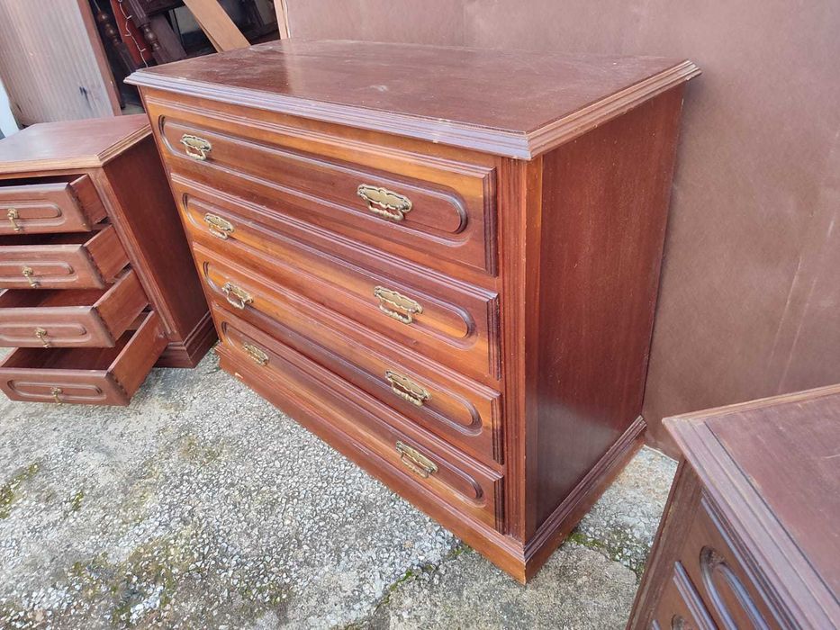 Cômoda com duas mesas cabeceiras