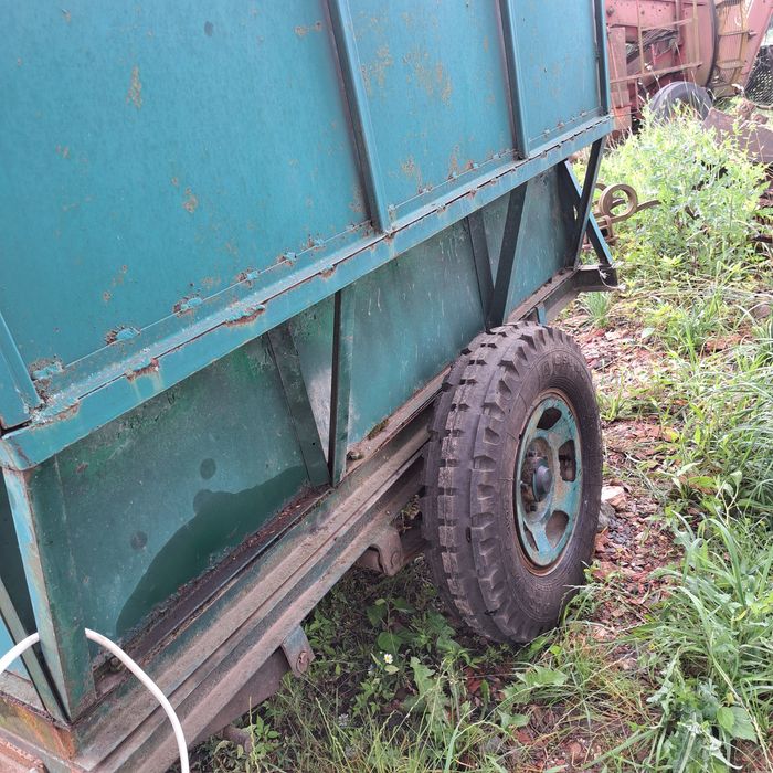 Прицеп тракторний самоски. Вантажо підйомність 1.8. 2 тони зернад