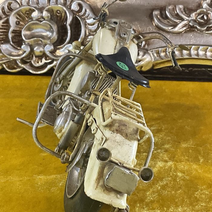 Mota brinquedo metal creme