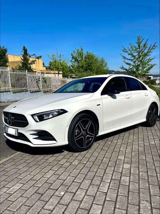 Mercedes A250E AMG Line com 18200km