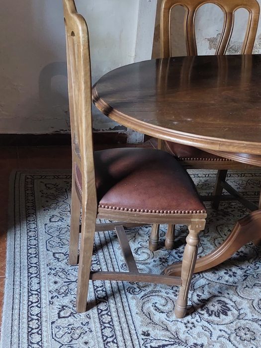 8 Cadeiras de Sala de Jantar em Madeira de Castanho