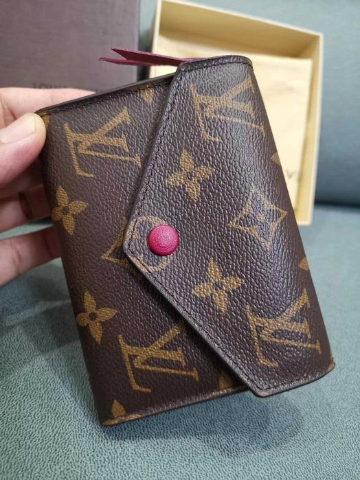 Portfel Louis Vuitton z nadrukiem w stylu vintage z czerwoną klamrą