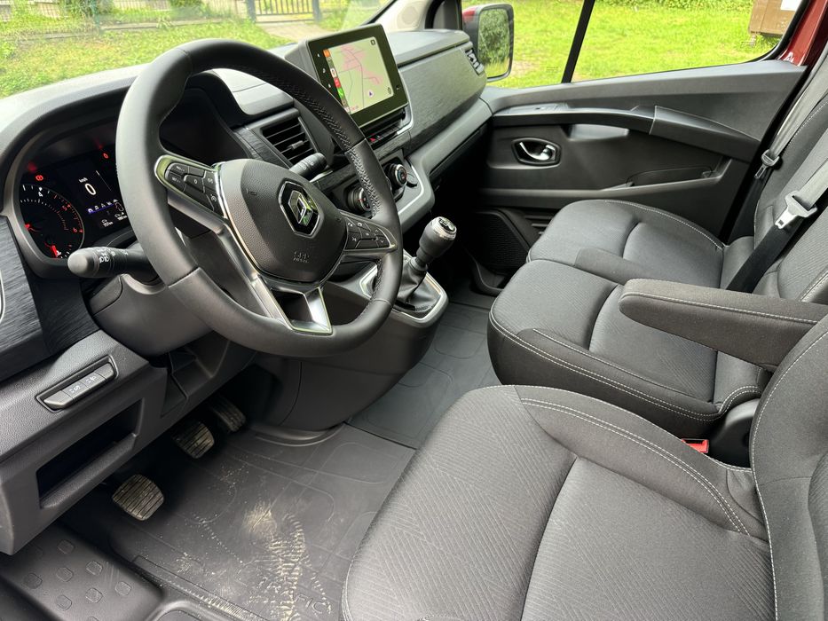 Wynajem busów - Renault Trafic Long 9 os. oraz Ford Turneo Custom 8 os