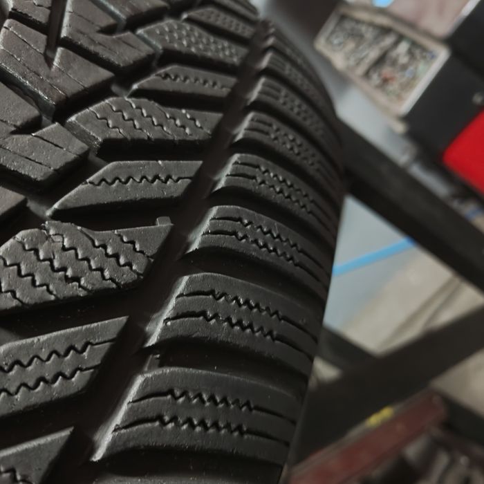 245/45/19 XL Sprzedam parę opon zimowych Hankook