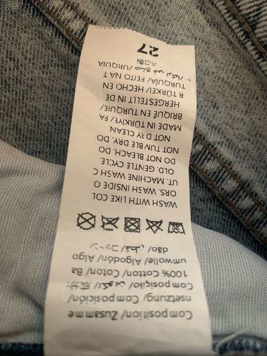 Błękitne jeansy damskie Mom ze zdobieniami