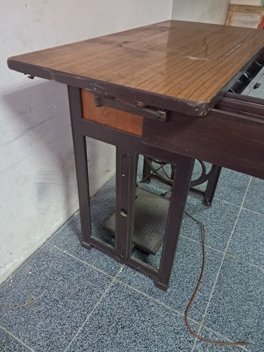 Máquina de costura verde com estrutura em ferro