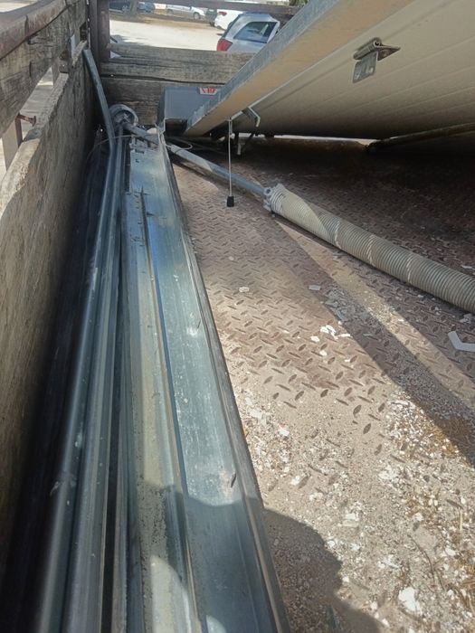 Portão selecionado em bom estado para desocupar com 2.45 altura e 3.30 largura com motor btf