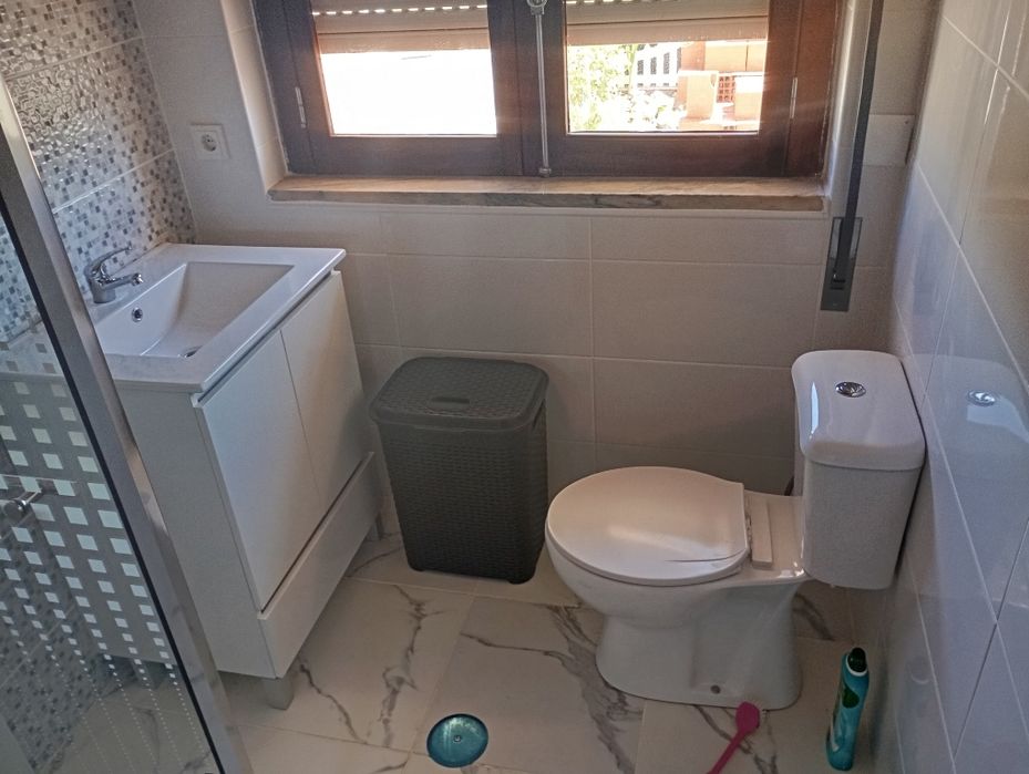 "Serviços de Pedreiro*  Canalização e Elétrica pintura Ladrilho Etc...