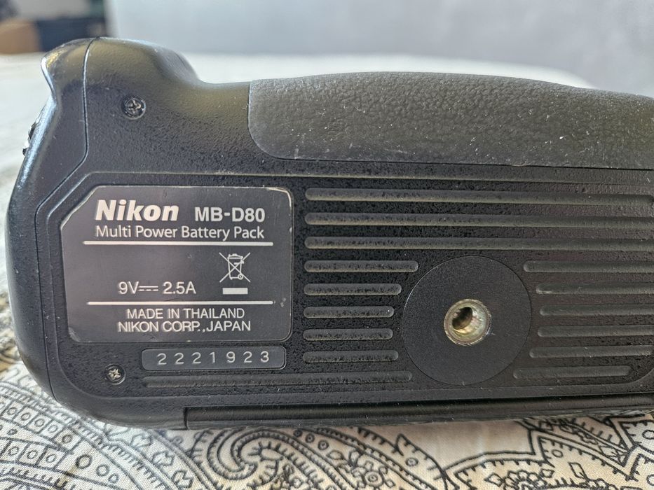 MB-D80 Battery Pack Grip Nikon D90 D80