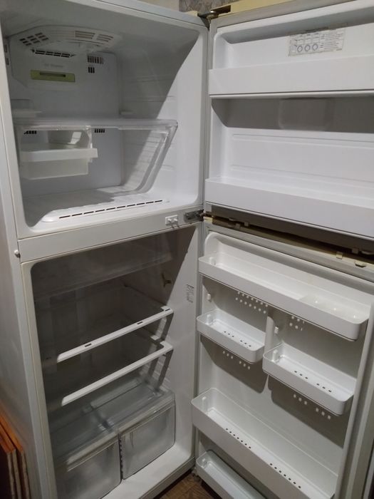 Холодильник , диван