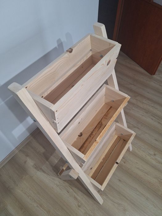 Doniczki ogrodowe stojak