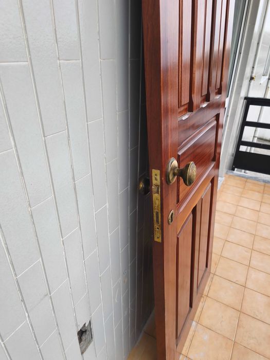 Vendo Porta de Entrada Madeira Maciça