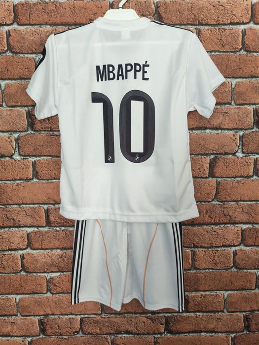 Strój piłkarski dziecięcy Real Madryt Mbappe rozm. 116