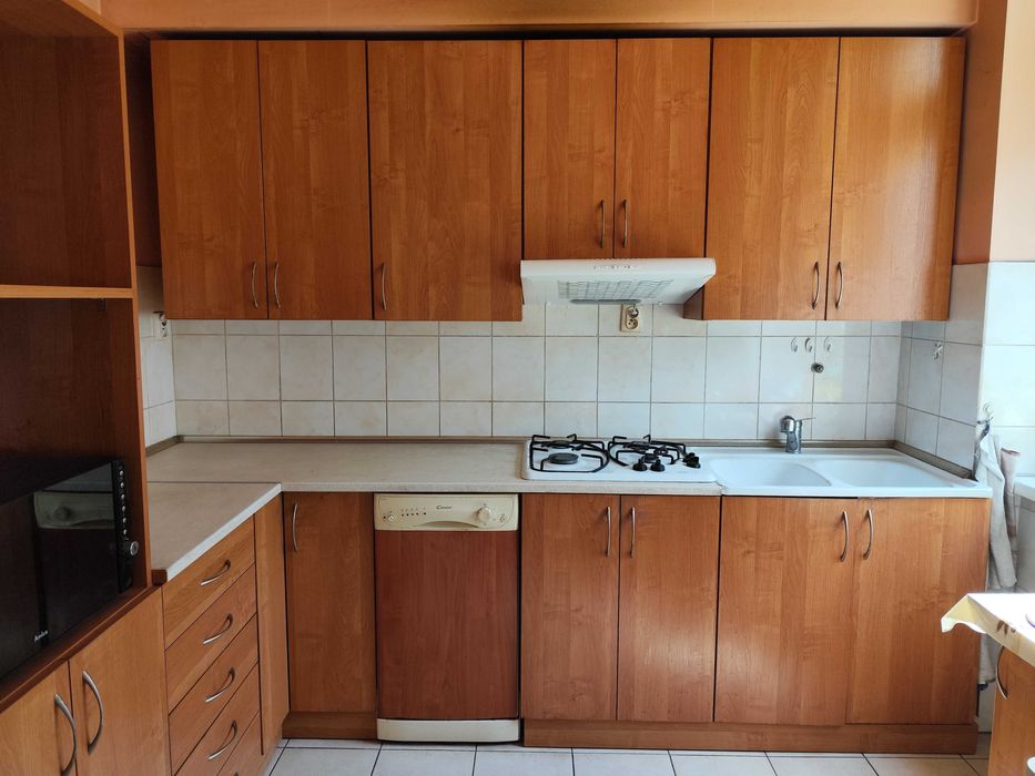 Zestaw mebli kuchennych wraz ze zmywarką, płytą gazową i zlewem