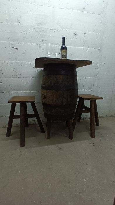 Mesa de pipo com oferta de 2 bancos