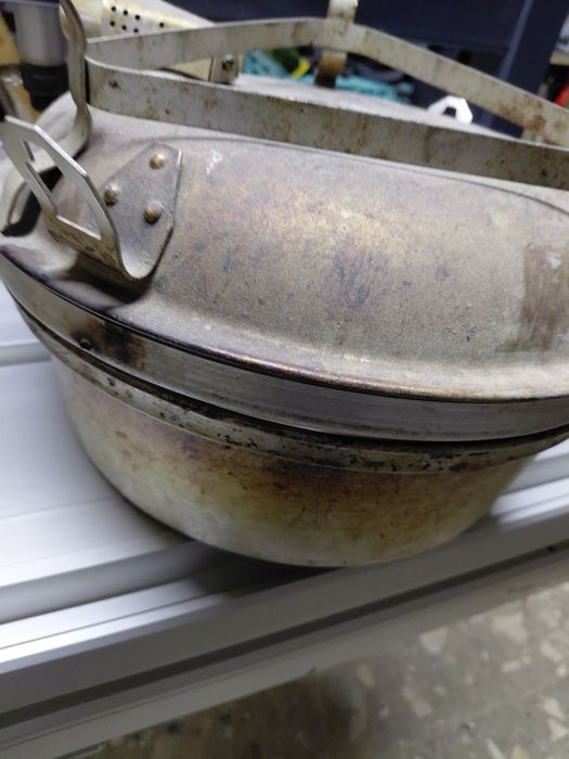 Okrągły prodiż z podkładka metalowa i kablem