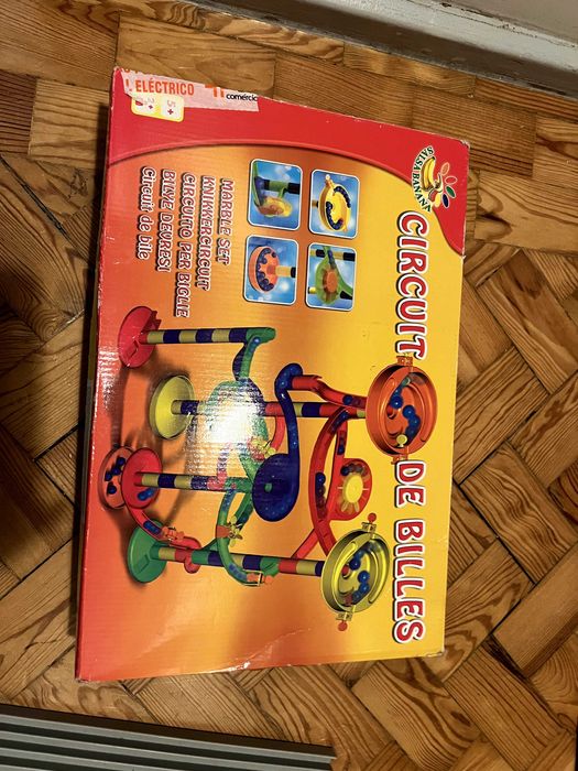 Jogo criança circuito de bolas
