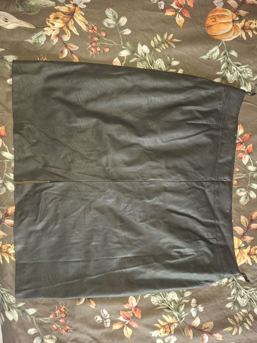 Czarna mini z ekoskóry r. 50