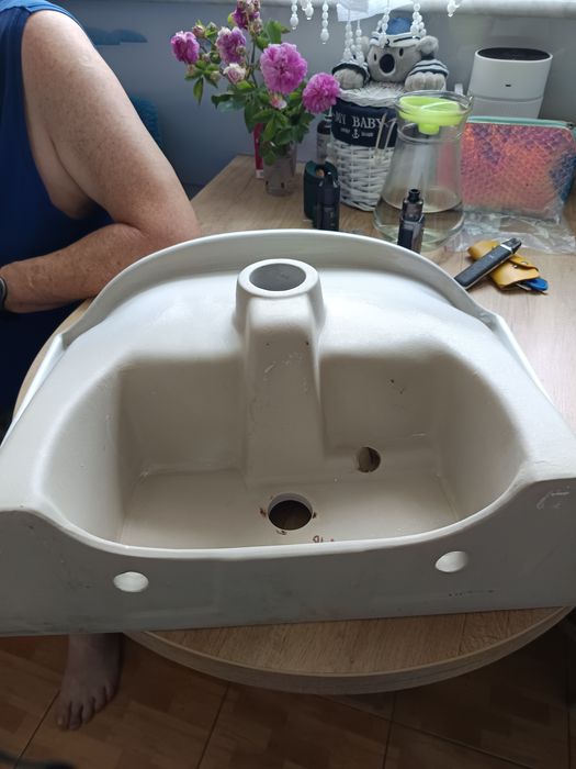 Umywalka ceramiczna biała.