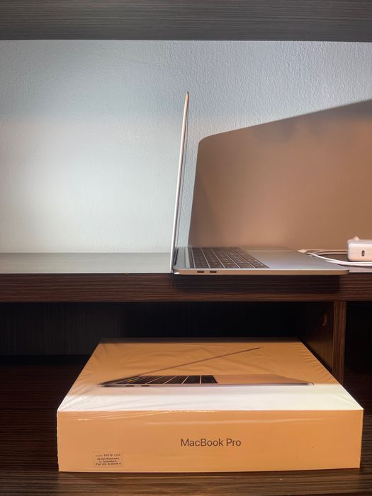 Komplet MacBook Pro 13 TouchBar A1706 i5 3,3GHz/8GB/256GB/466 cykli