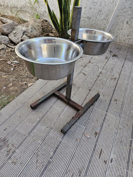 Comedouro ajustável amovível