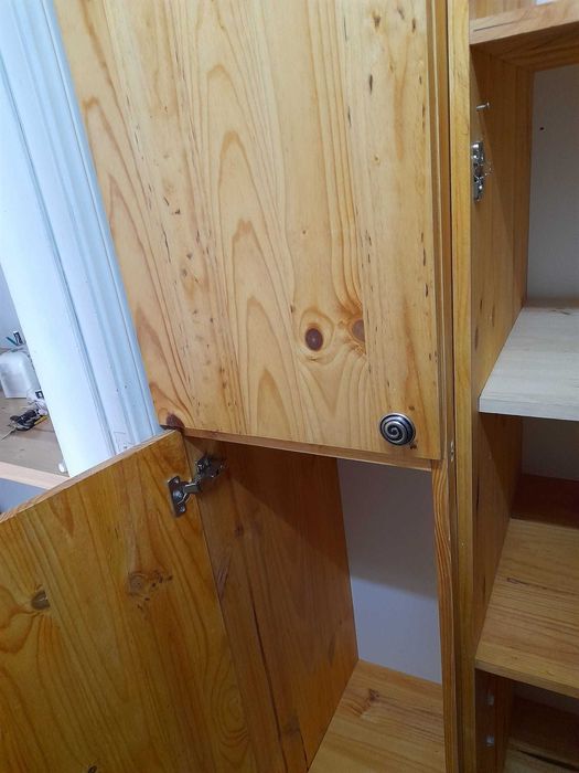 Móvel em madeira maciça