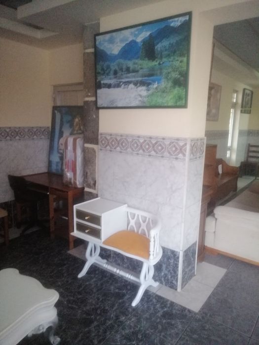 Banco de telefone clássico lacado decorativo.