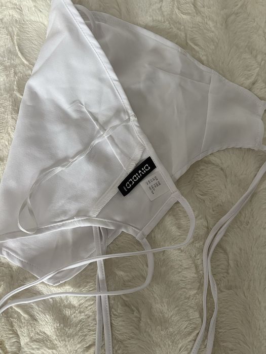 Bialy top z wiązaniem