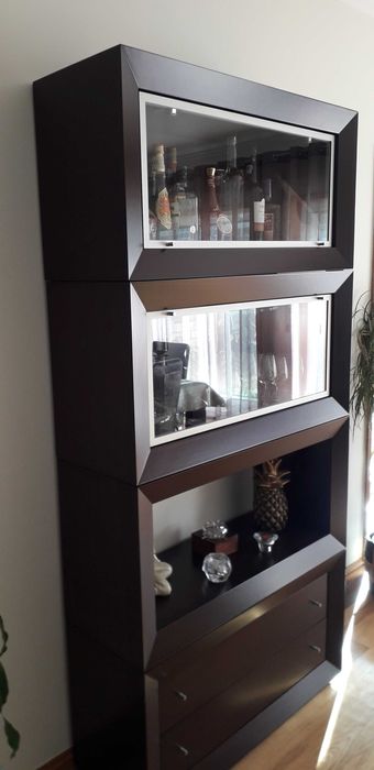 cristaleira para sala de jantar em madeira tipo wengê com 1,0x2,0m