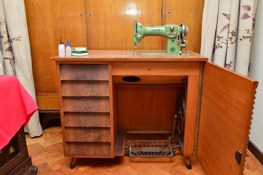 Maquina de costura de pé Oliva CL 50