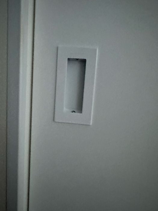 Porta de correr com puxador, placa lateral e sistema correr chão livre