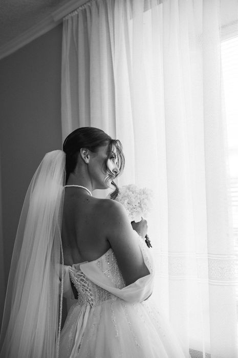 Весільна сукня у ідельному стані