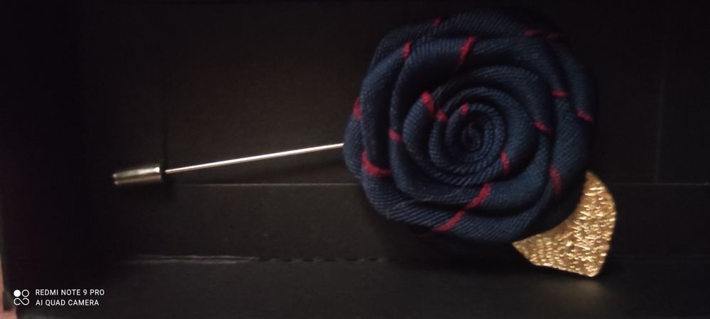 Szpilka z granatową różą do butonierki .