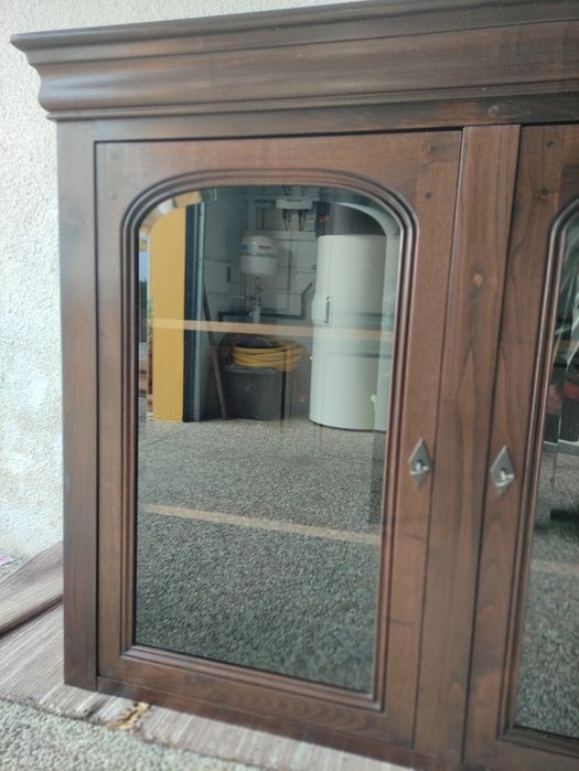 Cristaleira em madeira de castanho