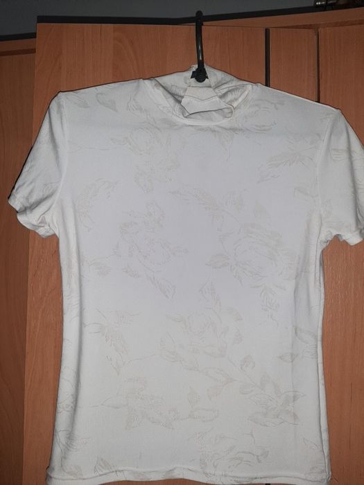 Футболка с золотыми рисунками