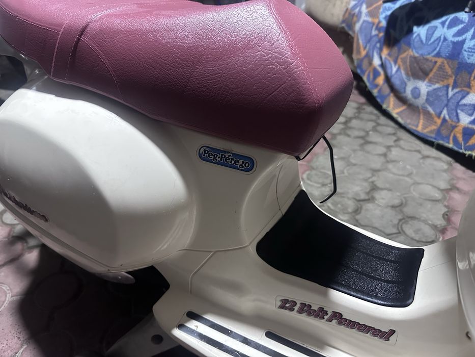 Дитячий скутер Peg-perego Vespa NEW 0019 12 В бежевий