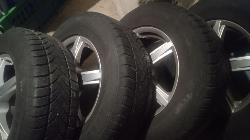 Продам зимову резину з дисками