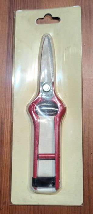 Tesouras e serrotes para podar.