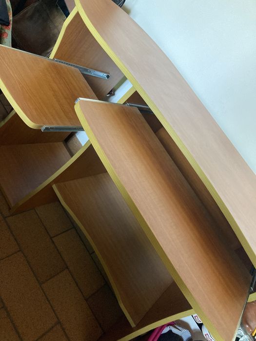 Secretária de madeira com muita arrumação