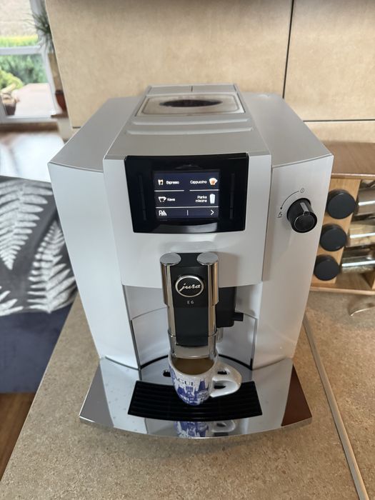Ekspres ciśnieniowy JURA E6 na gwarancji z pojemnikiem na mleko