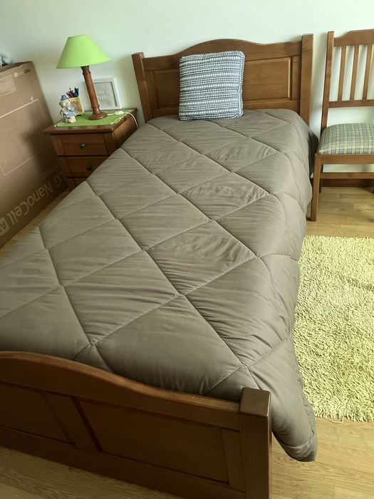 Cama de solteiro +colchão+estrado + mesica de cabeceira e cadeira
