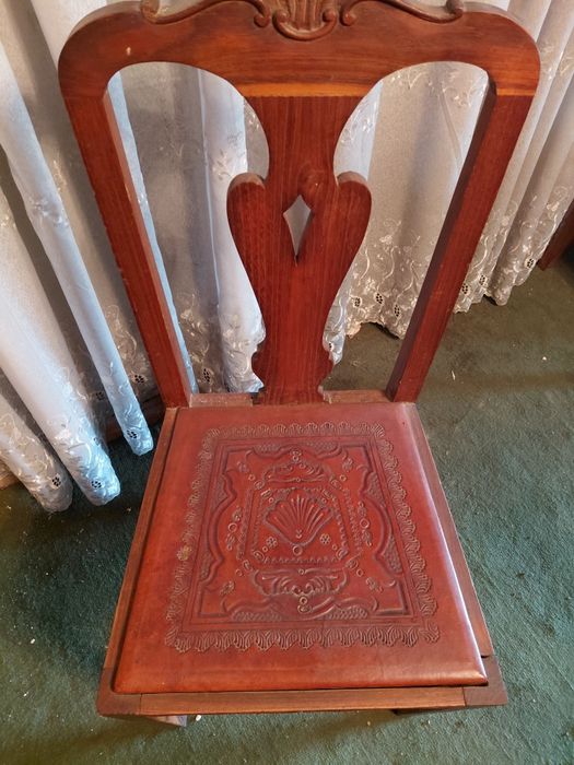 Conjunto sala madeira maciça. Dois  aparadores, mesa e cadeiras